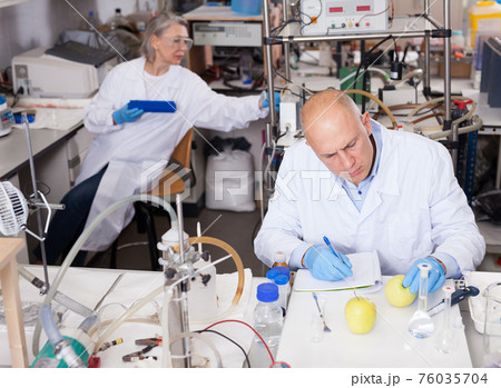Lab technician taking notes 76035704