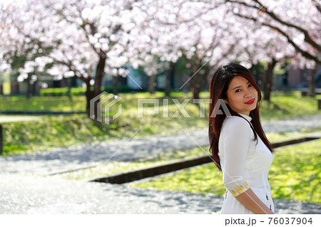 卒業の記念撮影 卒業の記念撮影 76037904