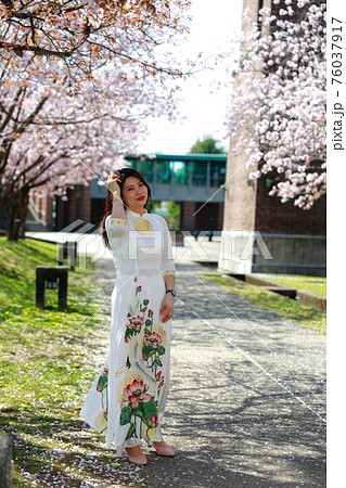 卒業の記念撮影 卒業の記念撮影 76037917