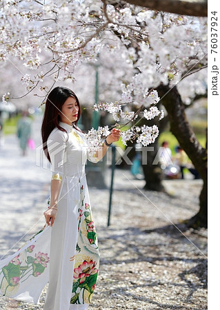 卒業の記念撮影 卒業の記念撮影 76037924