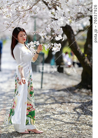 卒業の記念撮影 卒業の記念撮影 76037926