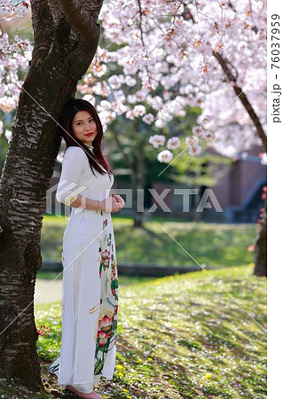 卒業の記念撮影 76037959