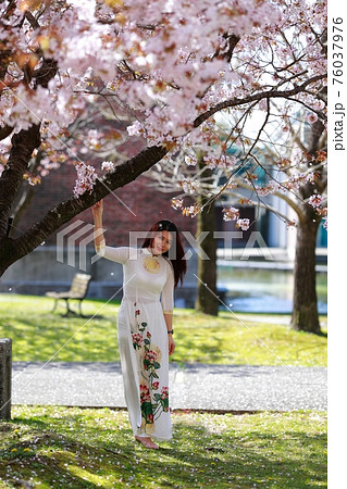 卒業の記念撮影 卒業の記念撮影 76037976