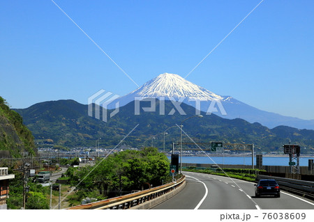 由比PA付近より望む富士山　東名高速道路上り線 76038609