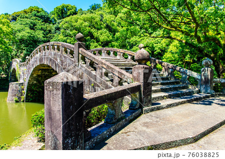 新緑の諫早眼鏡橋　（長崎県諫早市） 76038825