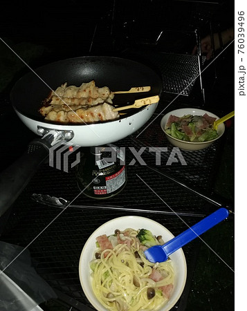 キャンプ場で調理 焼き鳥 パスタ の写真素材