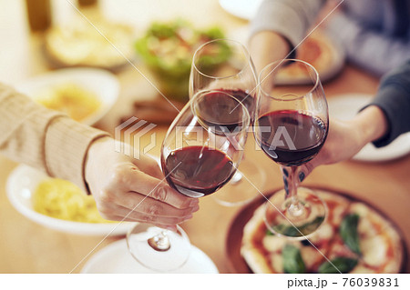 イタリア料理と赤ワインで乾杯 76039831