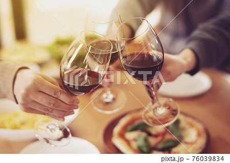 イタリア料理と赤ワインで乾杯 76039834