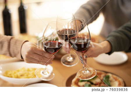 イタリア料理と赤ワインで乾杯 76039836