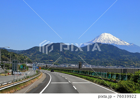 由比PA付近より望む富士山 東名高速道路上り線 由比PA付近より望む富士山 東名高速道路上り線 76039922