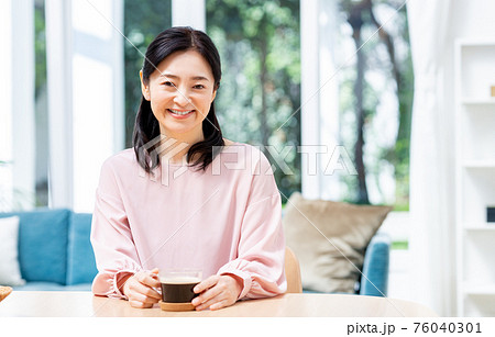 ダイニングでコーヒーを飲むミドルの女性 76040301