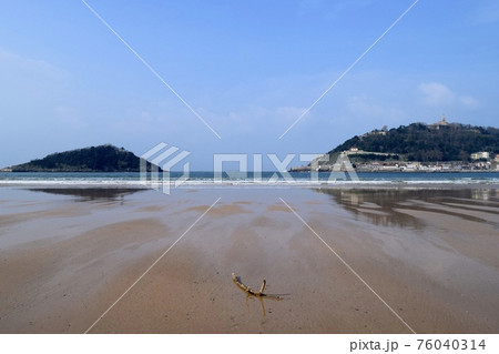サンセバスチャン　海と青空と流木 76040314