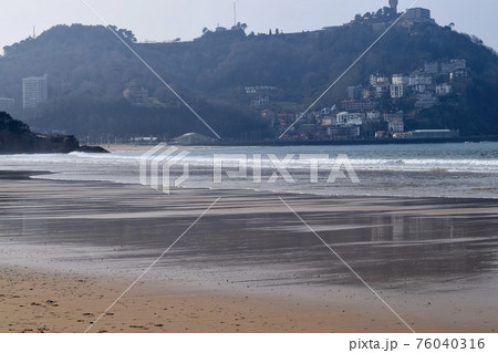 スペイン　ラコンチャ湾から見たモンテイルゲル 76040316