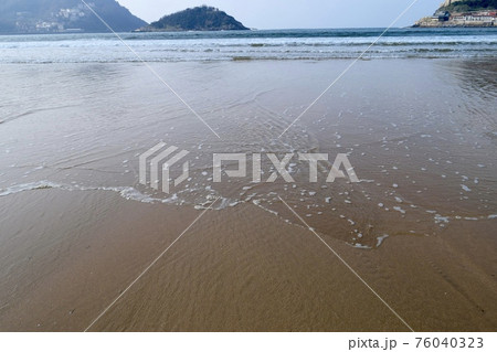 スペインの海と寄せる波 76040323