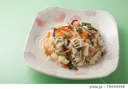 山菜炊き込みご飯 76040398