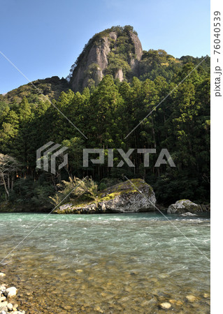 古座川の天柱岩 76040539