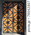 Massive wooden doors with metal bucket 76042807