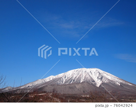 春を待つ岩手山 76042924