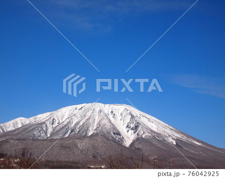 春を待つ岩手山 76042925