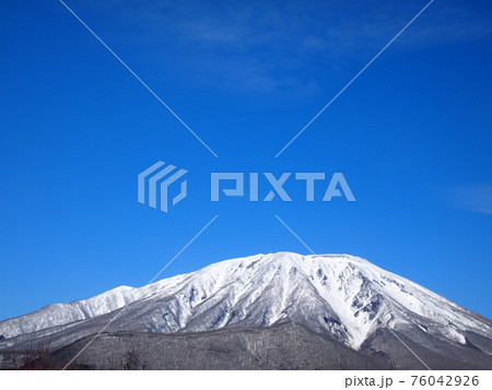 春を待つ岩手山 76042926