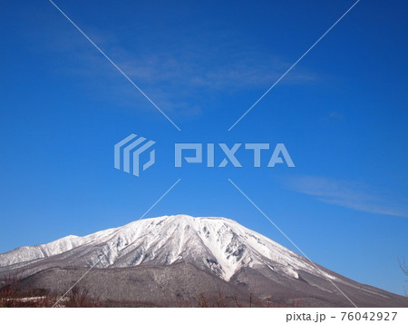 春を待つ岩手山 76042927