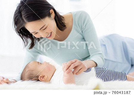 赤ちゃんと母親 76043187