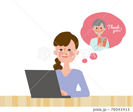 母の日のギフトをパソコンで探す女性 母の日のギフトをパソコンで探す女性 76043413