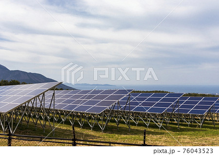 太陽光発電所と海と空 太陽光発電所と海と空 76043523