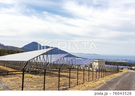 太陽光発電所と海と空　 76043526