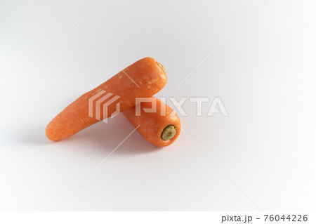 白い背景で撮影された新鮮なニンジン 76044226