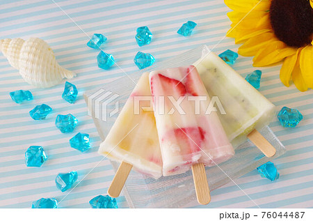 フルーツ入りのアイスバー 76044487