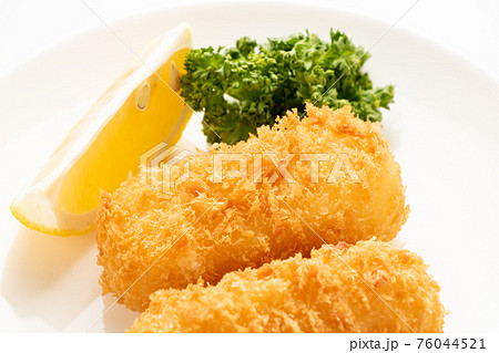 コロッケ(俵型のクリームコロッケ)。 コロッケ(俵型のクリームコロッケ)。 76044521