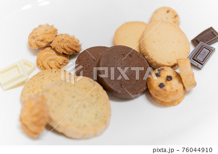 白いお皿に盛り付けられたチョコレートとクッキーの写真素材