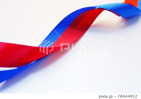 寄り添う青いリボン赤いリボン 寄り添う青いリボン赤いリボン 76044952