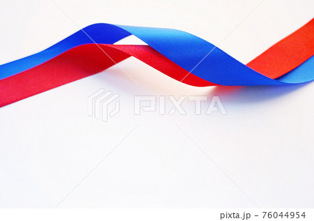 寄り添う青いリボン赤いリボン 76044954