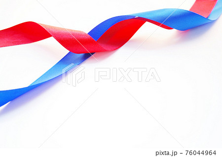 出会い寄り添う青いリボン赤いリボン 76044964