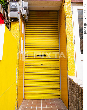 黄色に塗装されたシャッター扉 76044965