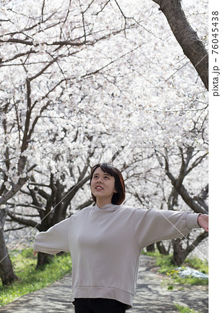 桜並木をバックに 76045438