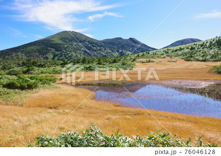 青森県 湿原展望台から田茂萢湿原と赤倉岳・井戸岳・大岳を望む 青森県 湿原展望台から田茂萢湿原と赤倉岳・井戸岳・大岳を望む 76046128