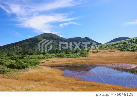 青森県　湿原展望台から田茂萢湿原と赤倉岳・井戸岳・大岳を望む 76046129