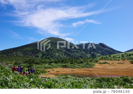 青森県　湿原展望台から田茂萢湿原と赤倉岳・井戸岳を望む 76046130