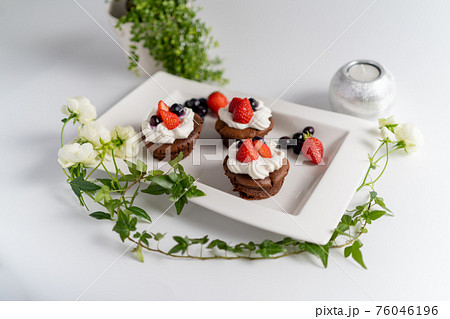 白いお皿に盛り付けられたベリーベリーチョコレートブラウニーの写真素材