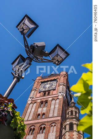Low angle shot of the Clock Tower of Ratusz building in Torun, Poland 76046405