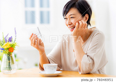 女性　シニア　家　リラックス 76046951
