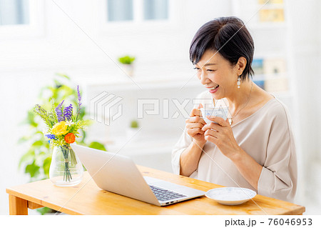 女性　シニア　家　リラックス 76046953
