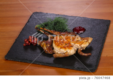 Grilled chicken with cranberry sauce 76047468