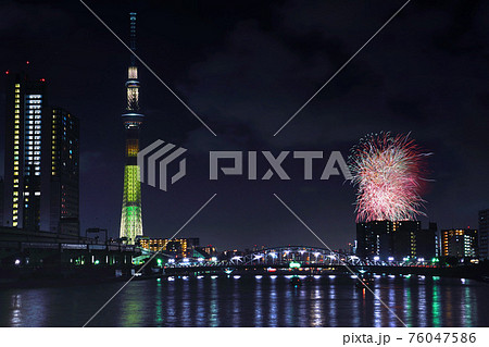 隅田川花火大会「大川端の賑わい」 隅田川花火大会「大川端の賑わい」 76047586