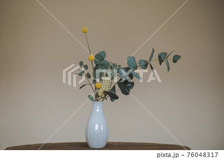 ミニパイナップルのある花瓶 ミニパイナップルのある花瓶 76048317