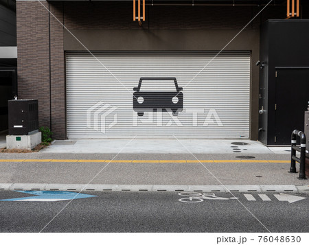 車のアイコンが描かれた駐車場のシャッター 76048630