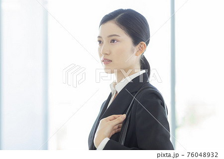 リクルートスーツの女性 フレッシャーズ リクルートスーツの女性 フレッシャーズ 76048932